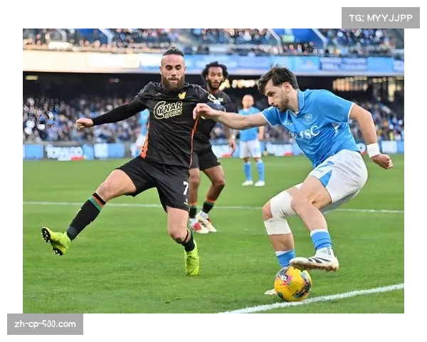 萨索洛对阵比萨 贝拉尔迪与对手后卫展开速度较量 萨索洛对阵比萨 贝拉尔迪与对手后卫展开速度较量